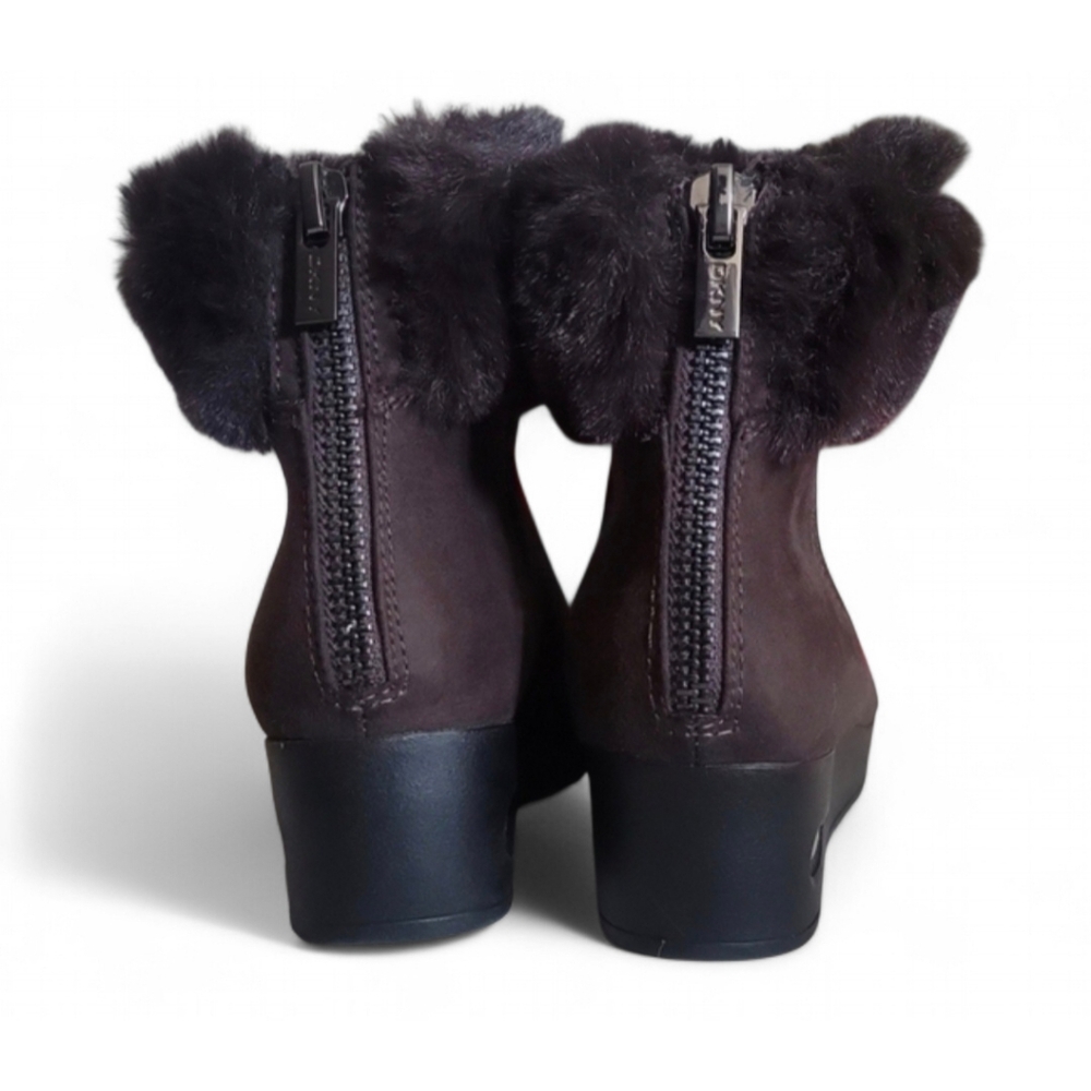 DKNY / Faux Suede Fake Fur Brown Winter Boots Size Women Seven US
